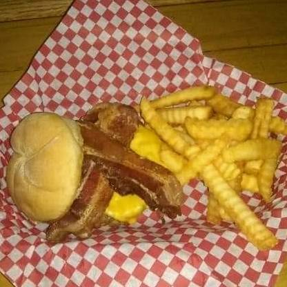 Macs Pub & Grub | restaurant | 140 E Main St, Merrimac, WI 53561, USA | 6084934782 OR +1 608-493-4782