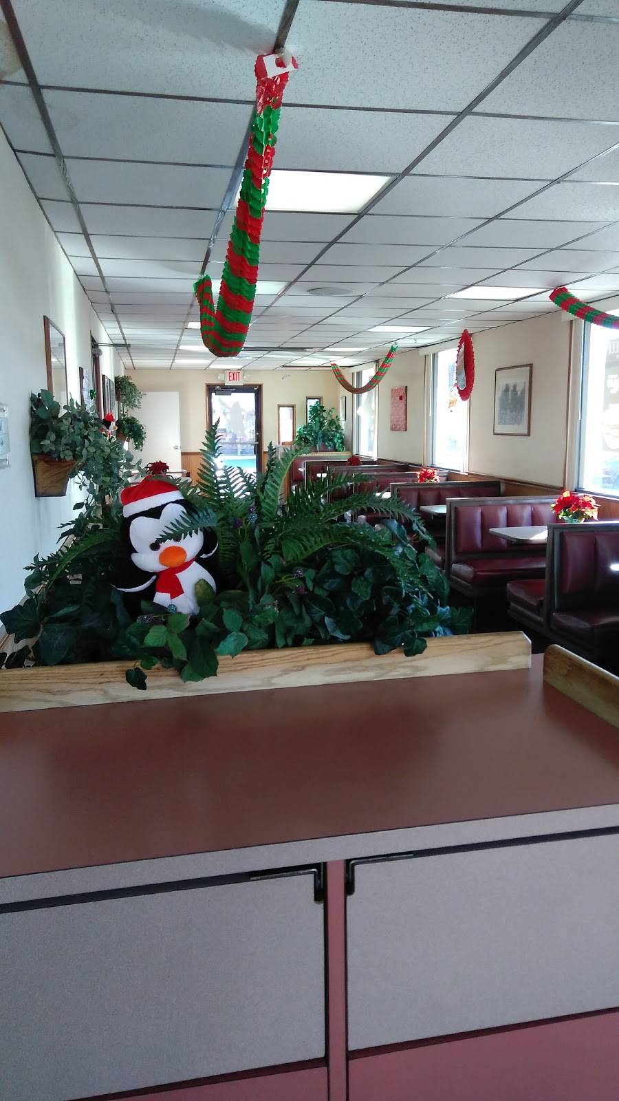 Penguin Point | restaurant | 301 Lusher Ave, Elkhart, IN 46517, USA | 5742935247 OR +1 574-293-5247