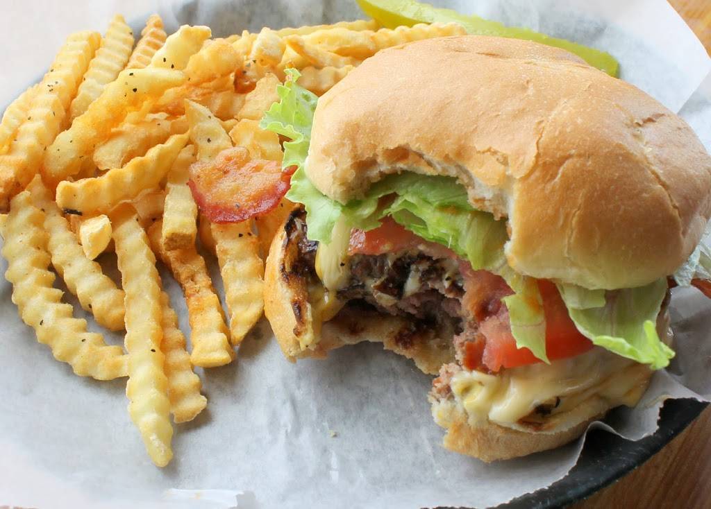 Tornados Grub & Pub | restaurant | 1600 3rd St SE, Cedar Rapids, IA 52401, USA | 3193649378 OR +1 319-364-9378