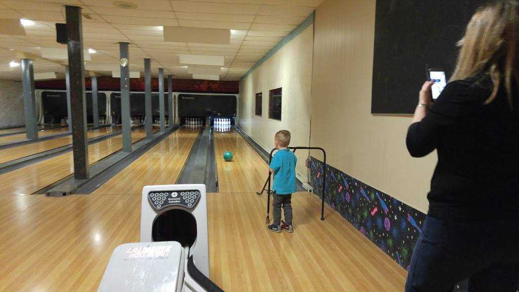 J & D Bowling & Restaurant | restaurant | 4 Young St, Tilbury, ON N0P 2L0, Canada | 5196821555 OR +1 519-682-1555