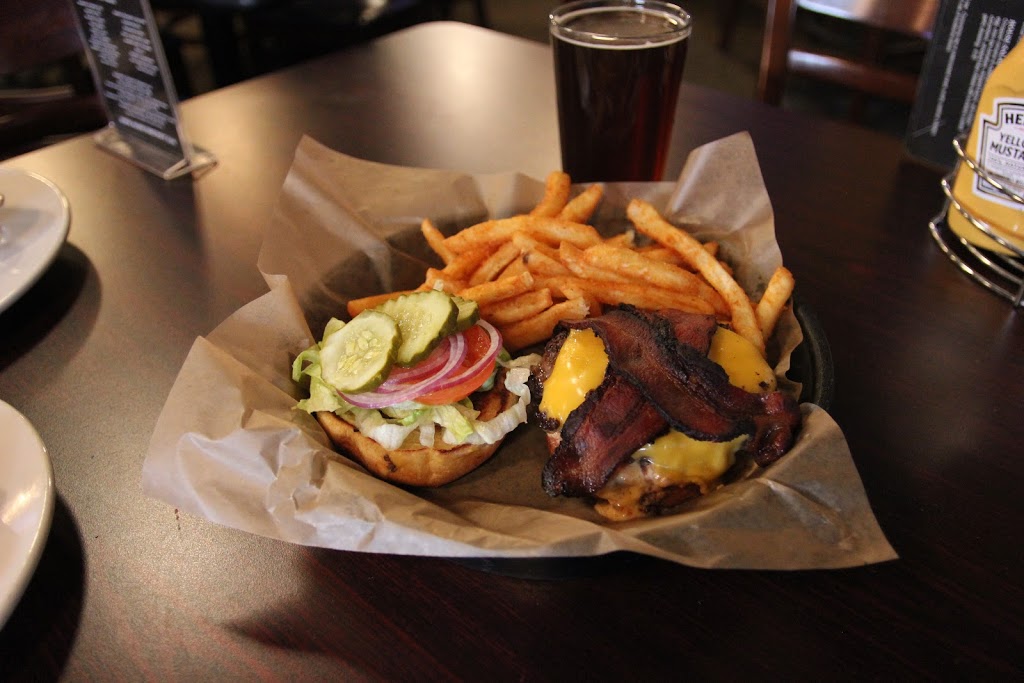 Harrys Detroit Bar & Grill | restaurant | 2482 Clifford St, Detroit, MI 48201, USA | 3139641575 OR +1 313-964-1575