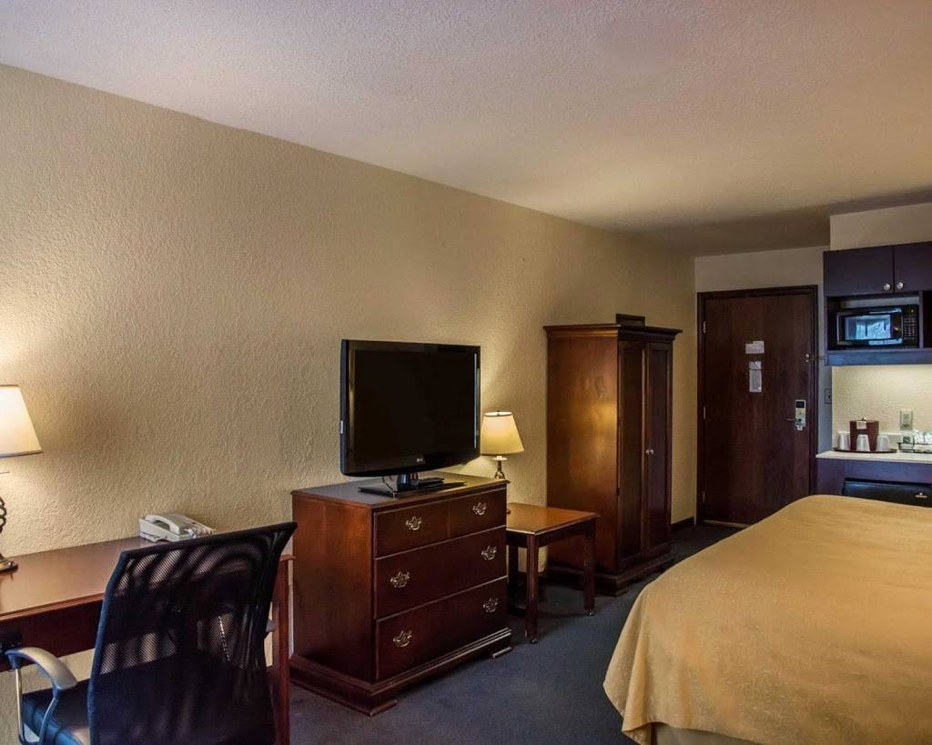 Quality Inn & Suites | restaurant | 11967 Chase Plaza Dr, Cincinnati, OH 45240, USA | 5138259600 OR +1 513-825-9600