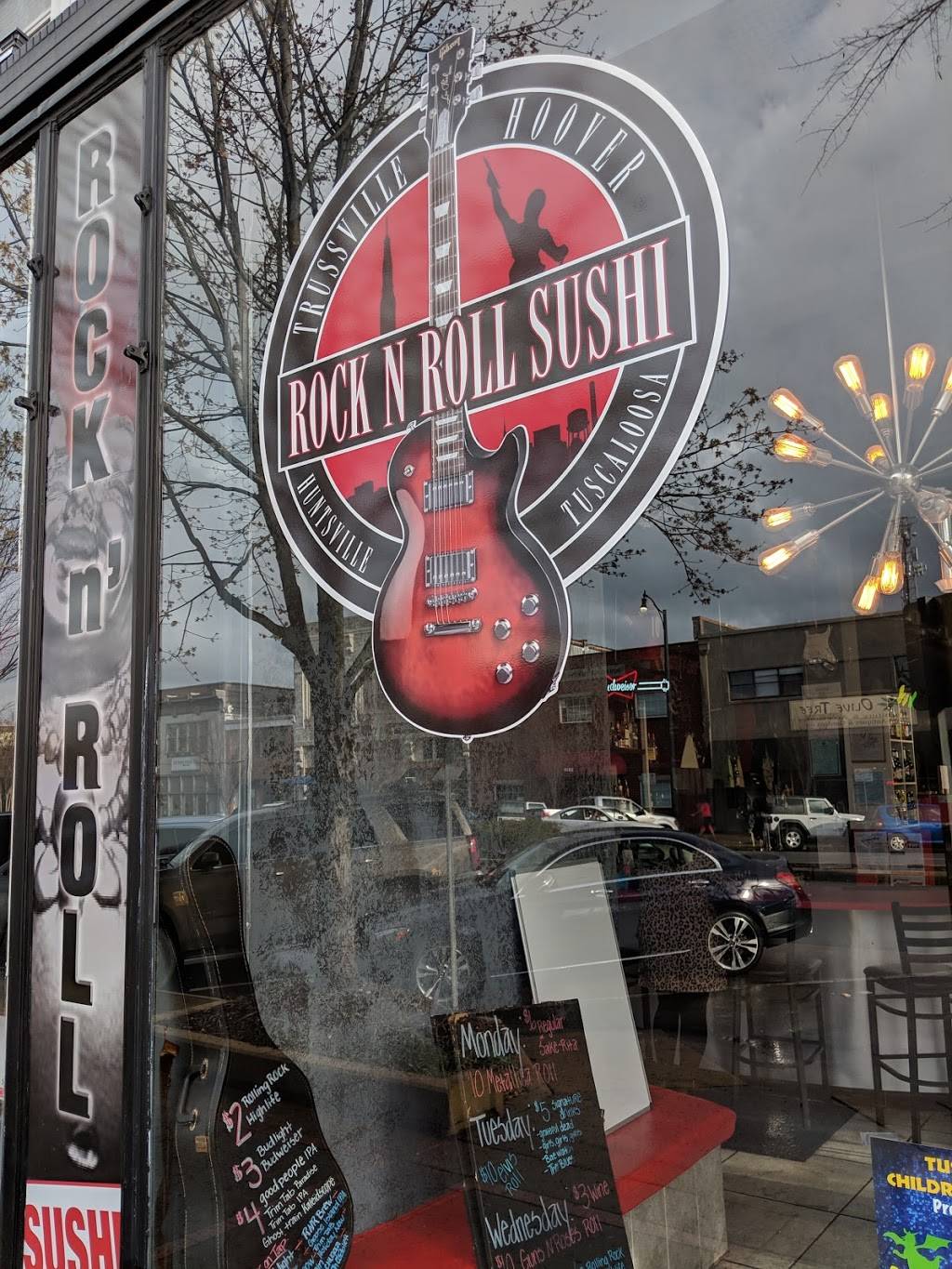 Rock N Roll Sushi | restaurant | 2229 University Blvd, Tuscaloosa, AL 35401, USA | 2054699060 OR +1 205-469-9060