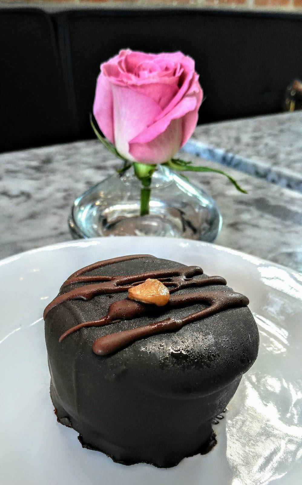 Royal Blue Grocery - Highland Park Village | cafe | 1 Highland Park Village, Dallas, TX 75205, USA | 2145269516 OR +1 214-526-9516