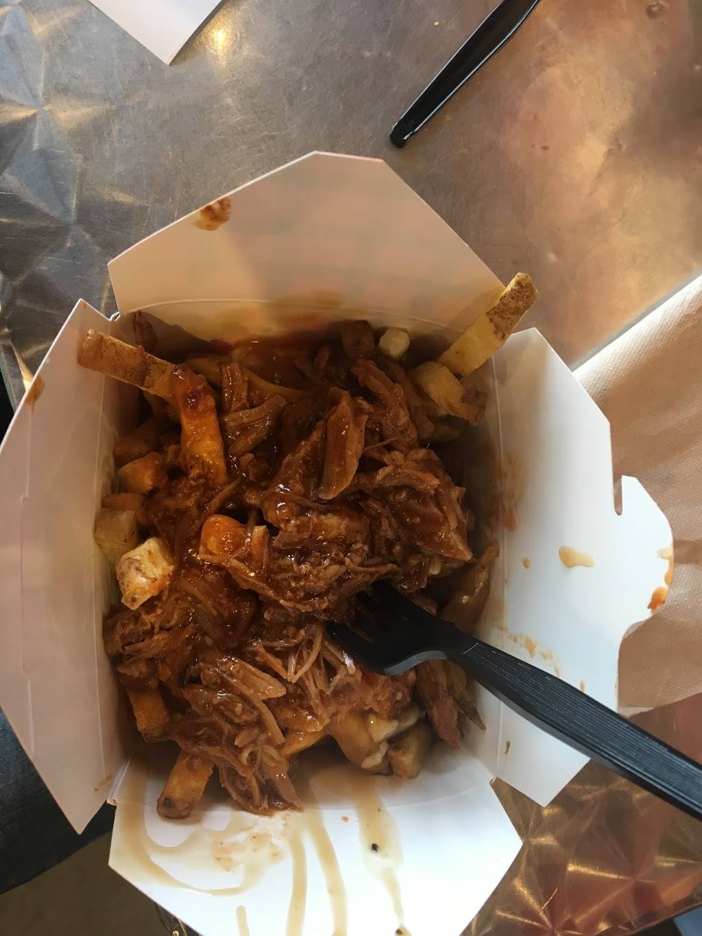 Smokes Poutinerie | restaurant | 305 N Front St Unit #16, Belleville, ON K8P 3C3, Canada | 6139622873 OR +1 613-962-2873