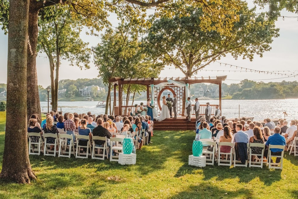 Arrowhead Yacht Club | restaurant | 396 Winnebago Dr, Greenwood, MO 64034, USA | 8165376944 OR +1 816-537-6944