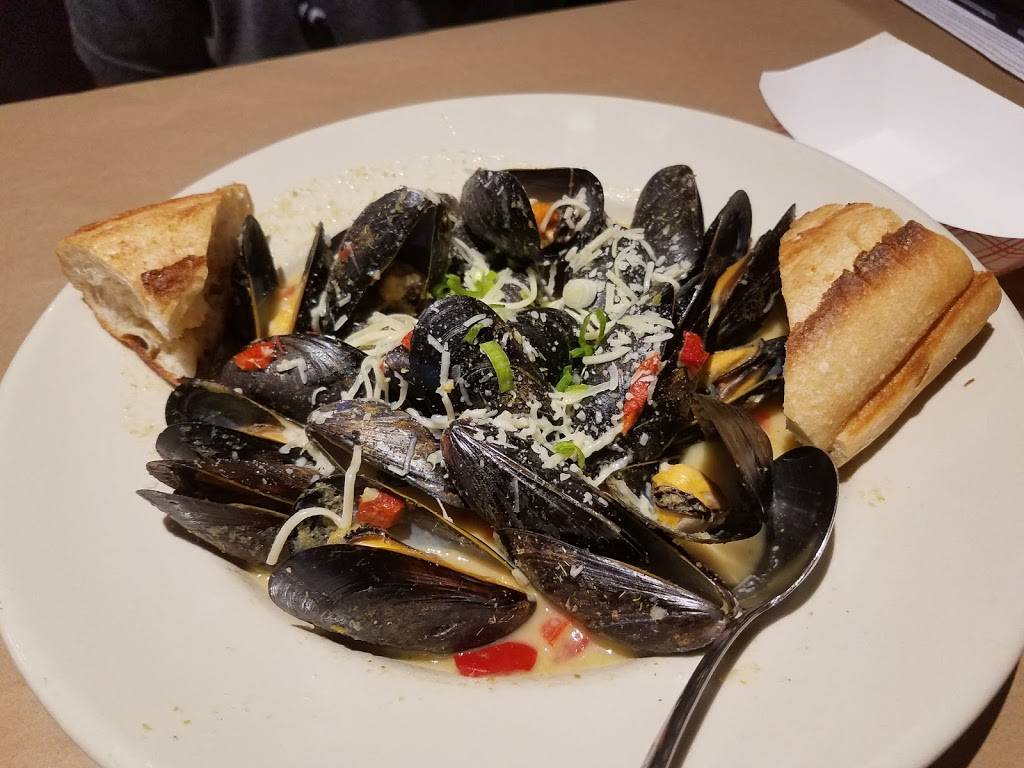 Shucks Fish House & Oyster Bar | restaurant | 1911 Leavenworth St, Omaha, NE 68102, USA | 4026145544 OR +1 402-614-5544