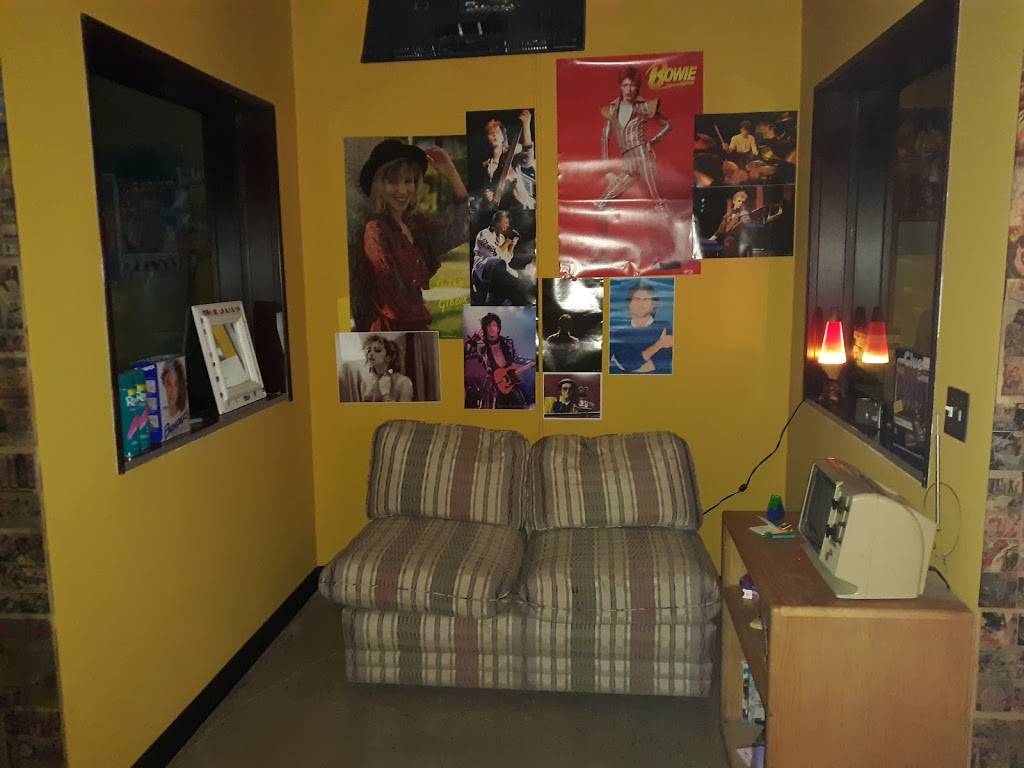 Glitch Restaurant & Arcade | restaurant | 2080 N Palm Canyon Dr, Palm Springs, CA 92262, USA | 2133575674 OR +1 213-357-5674