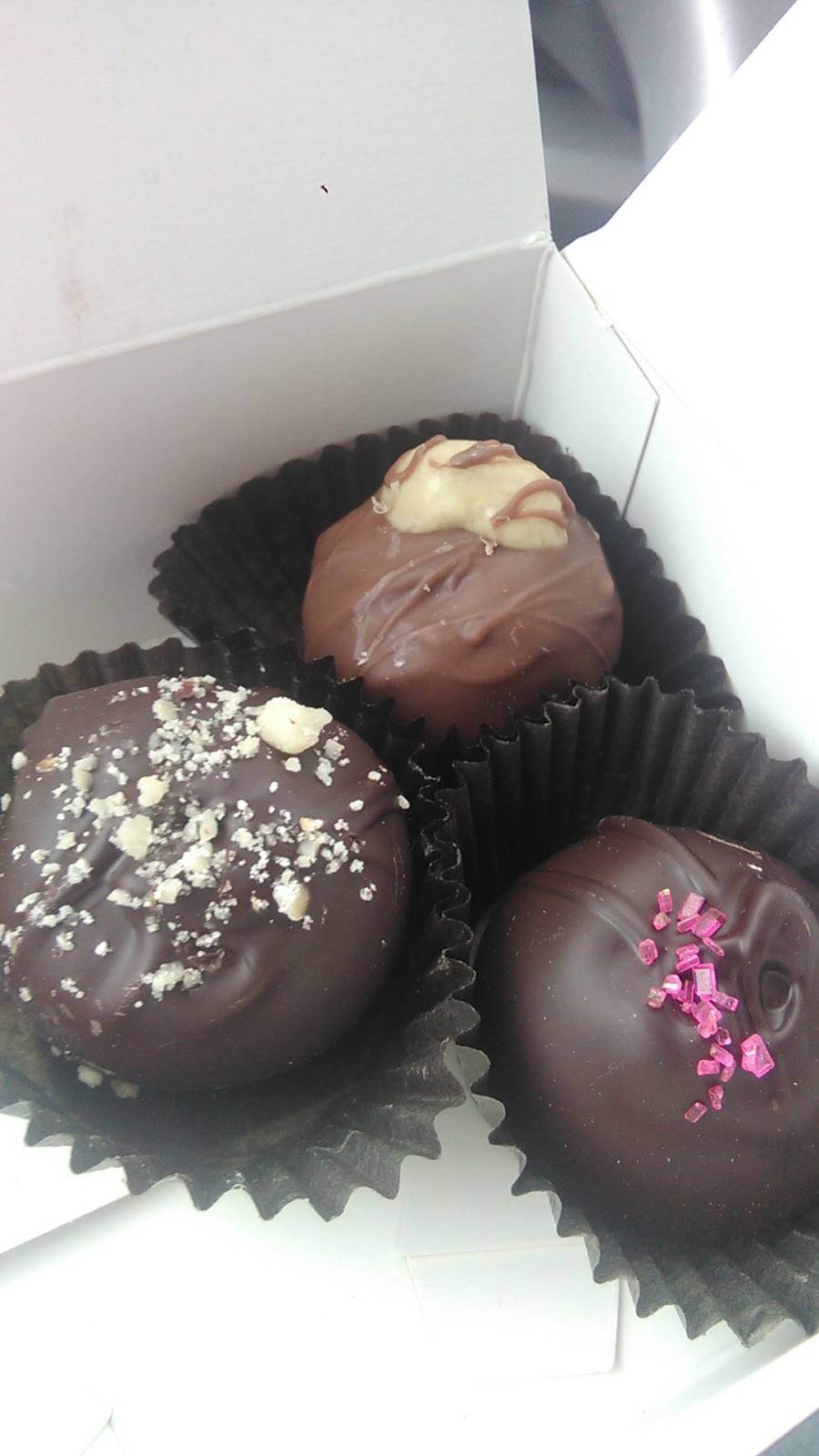 Nutz About Chocolate | restaurant | 59 S Broadway St, Lake Orion, MI 48362, USA | 2486907345 OR +1 248-690-7345