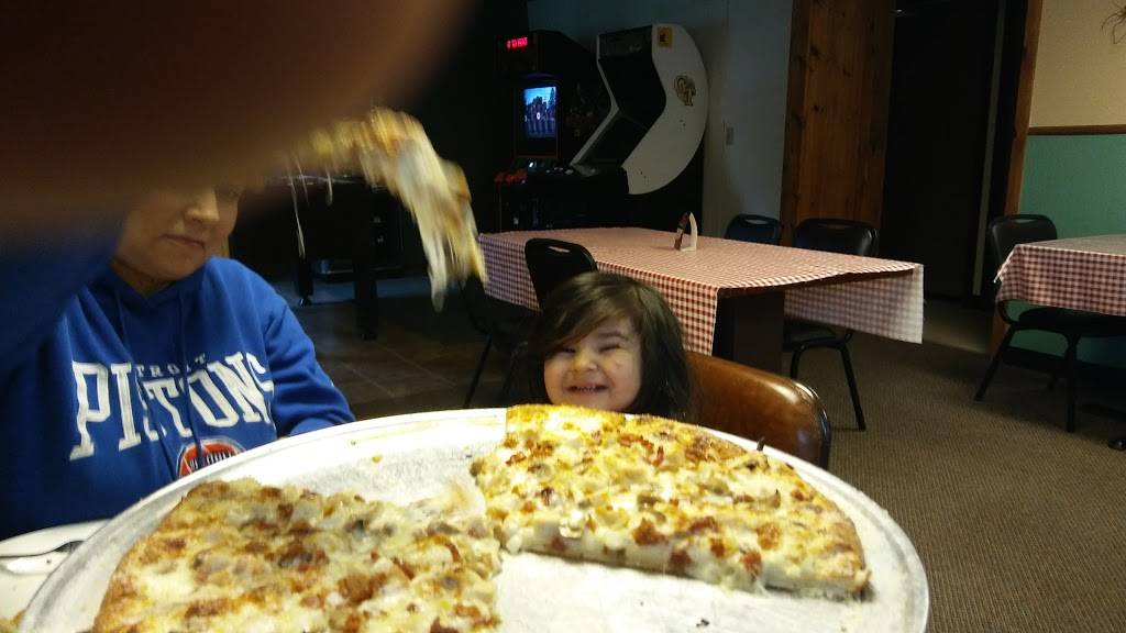 Cicero’s Pizza | restaurant | 2408 M-137, Interlochen, MI 49643, USA | 2312766324 OR +1 231-276-6324