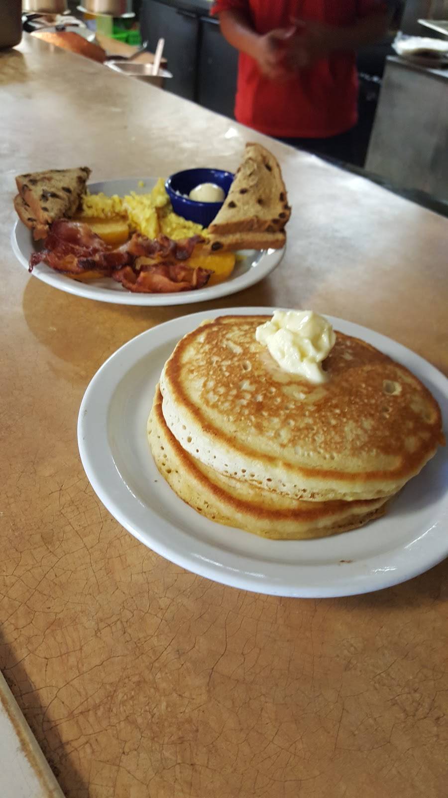 Everyones East End Grill | restaurant | 566 N Brush College Rd, Decatur, IL 62521, USA | 2173308931 OR +1 217-330-8931