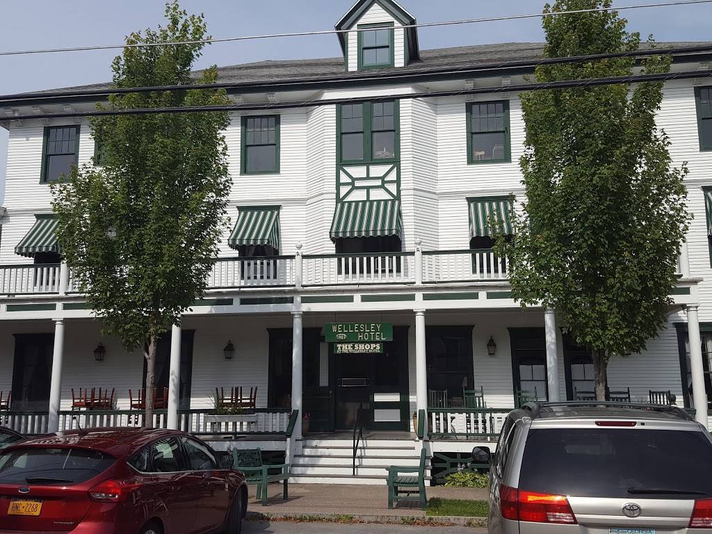 Wellesley Hotel & Restaurant | restaurant | 42809 St Lawrence Ave, Thousand Island Park, NY 13692, USA | 3154823698 OR +1 315-482-3698