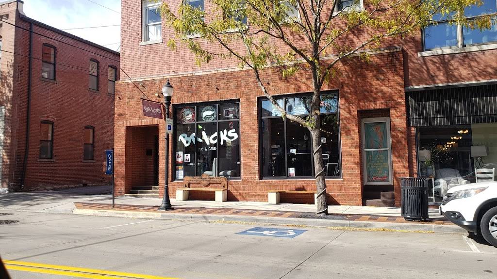 Bricks Pub & Grub | restaurant | 18 SE 3rd St, Lees Summit, MO 64063, USA | 8163471746 OR +1 816-347-1746