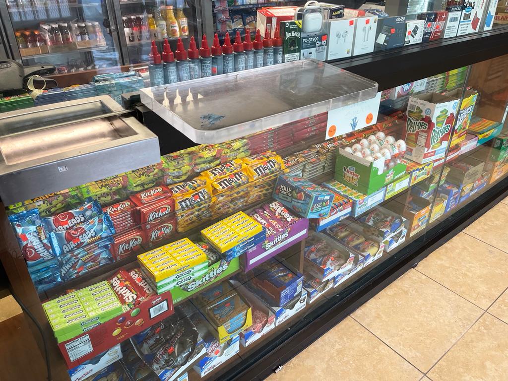 In & Out | restaurant | 6600 S Halsted St, Chicago, IL 60621, USA | 7739665631 OR +1 773-966-5631