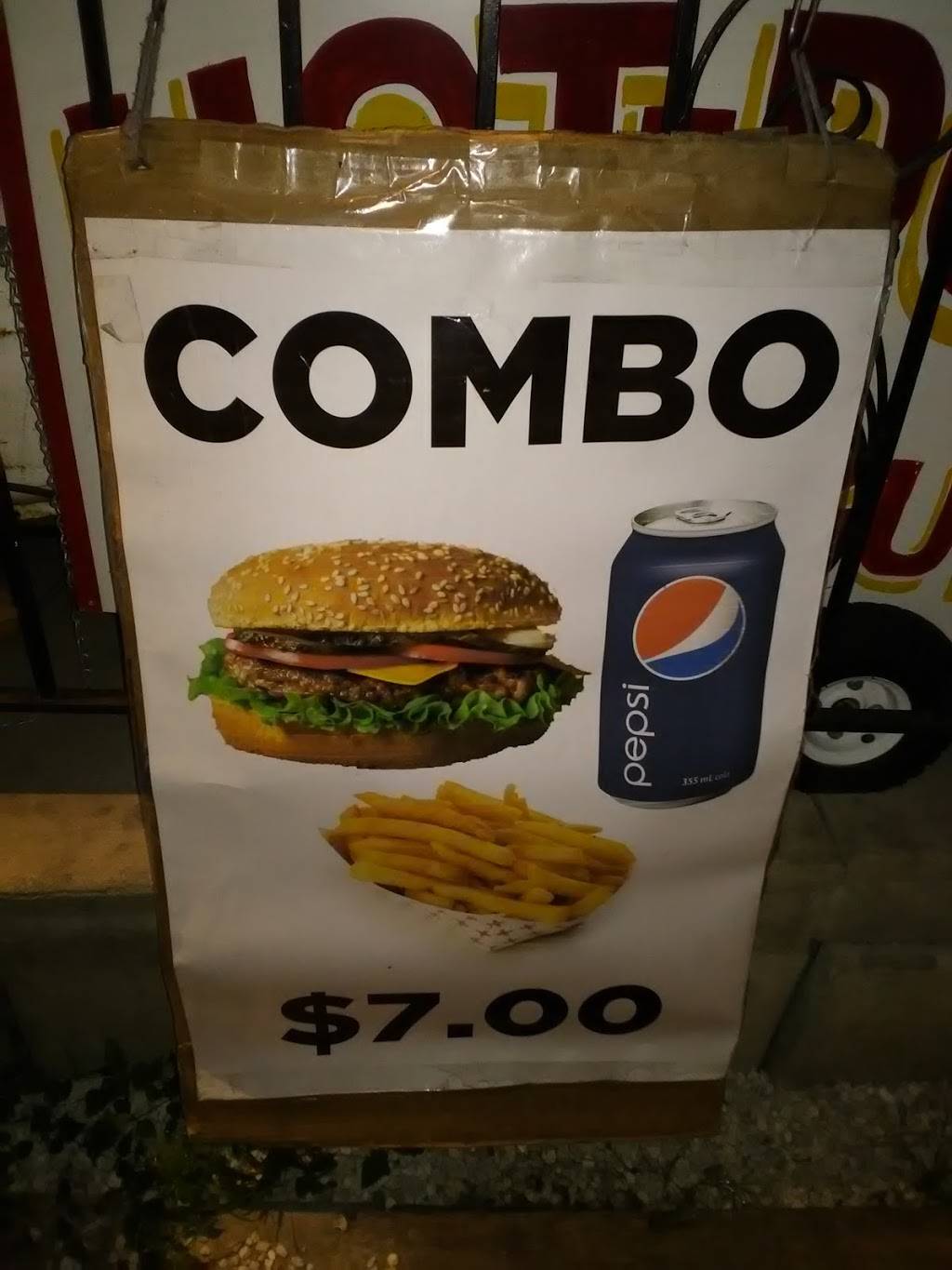 La Casa De Los hot dogs | restaurant | 901 W Cavalcade St, Houston, TX 77009, USA | 8337465436 OR +1 833-746-5436