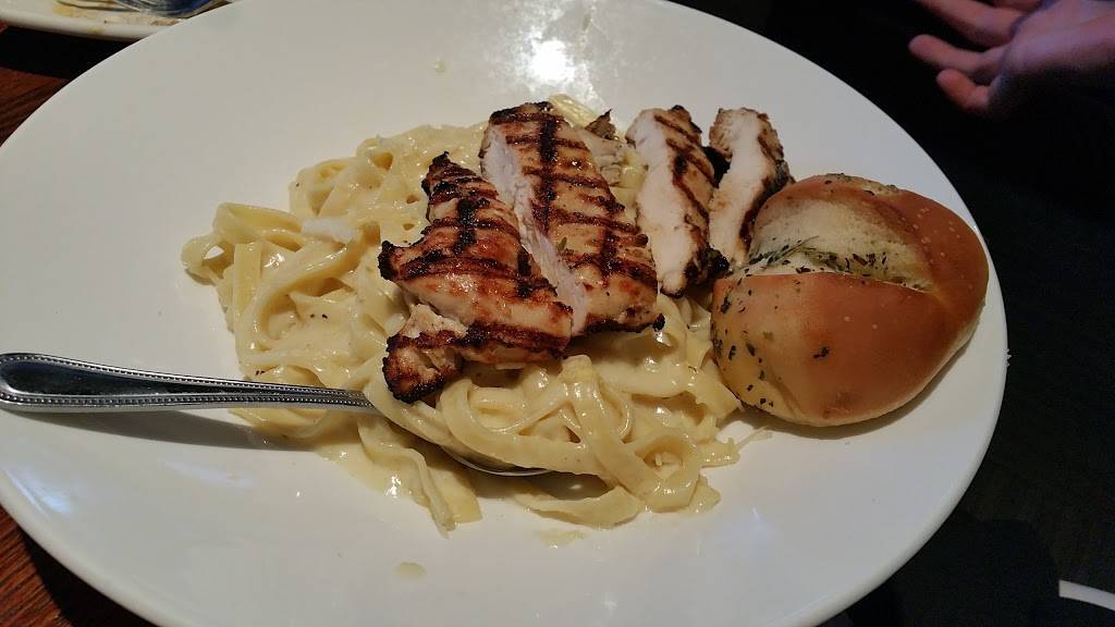 Houlihans | restaurant | 321 Rice Lake Square, Wheaton, IL 60187, USA | 6306905550 OR +1 630-690-5550