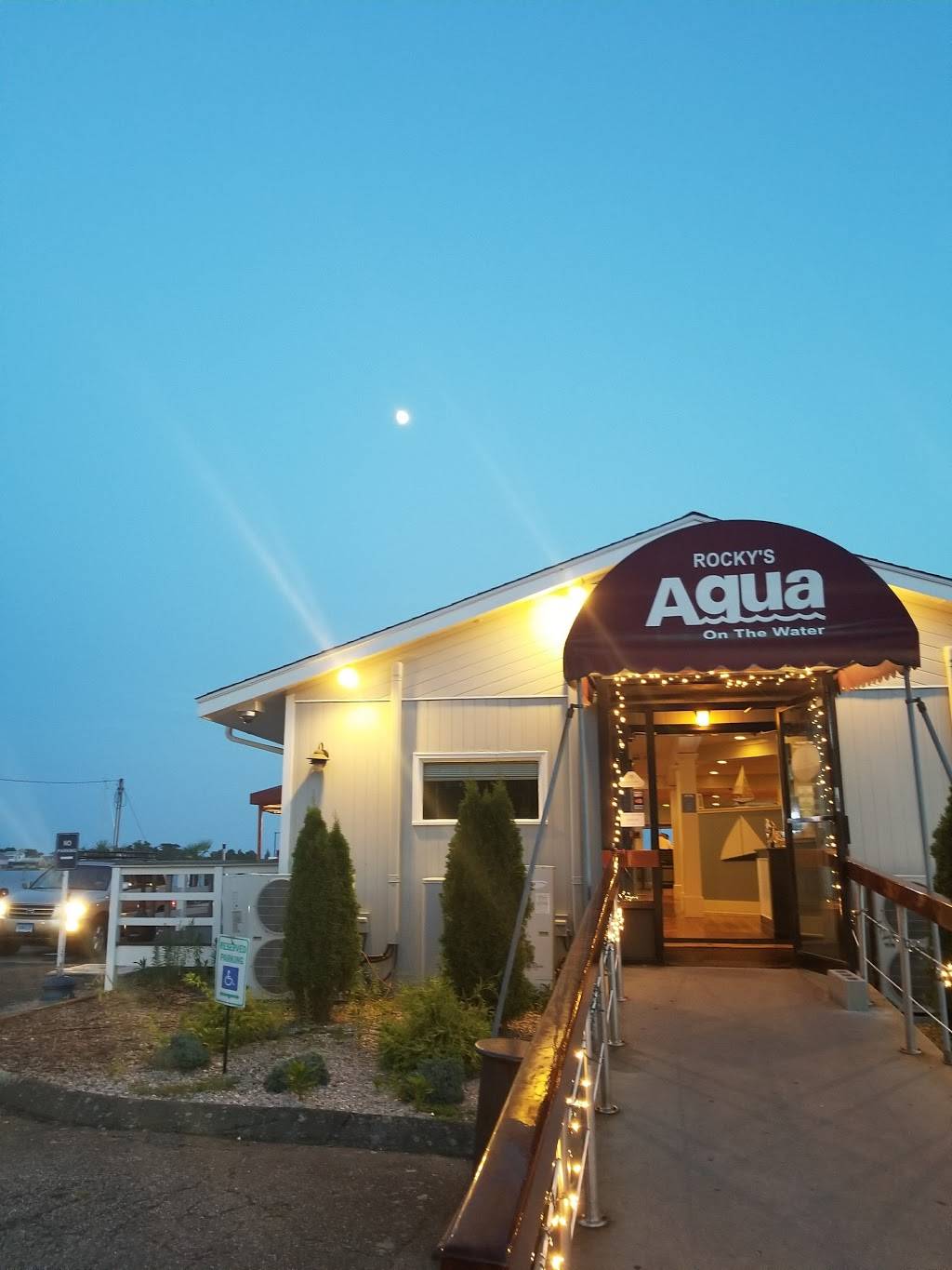 Rockys Aqua | restaurant | 34 Riverside Dr, Clinton, CT 06413, USA | 8606643788 OR +1 860-664-3788
