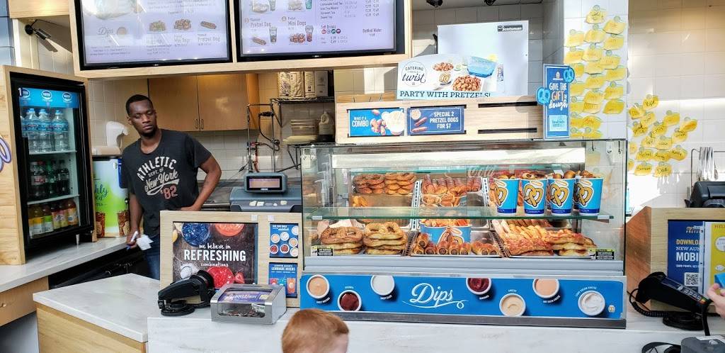 Auntie Annes Pretzels | cafe | 10000W, Chicago, IL 60666, USA | 7738944616 OR +1 773-894-4616