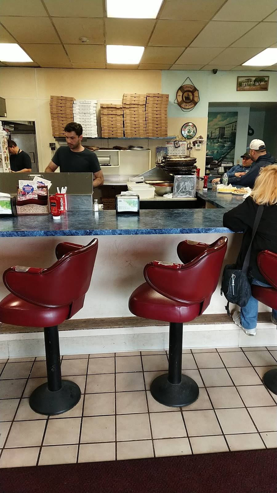 Famous Pizza | restaurant | 2071 Plainfield Pike, Johnston, RI 02919, USA | 4019462337 OR +1 401-946-2337