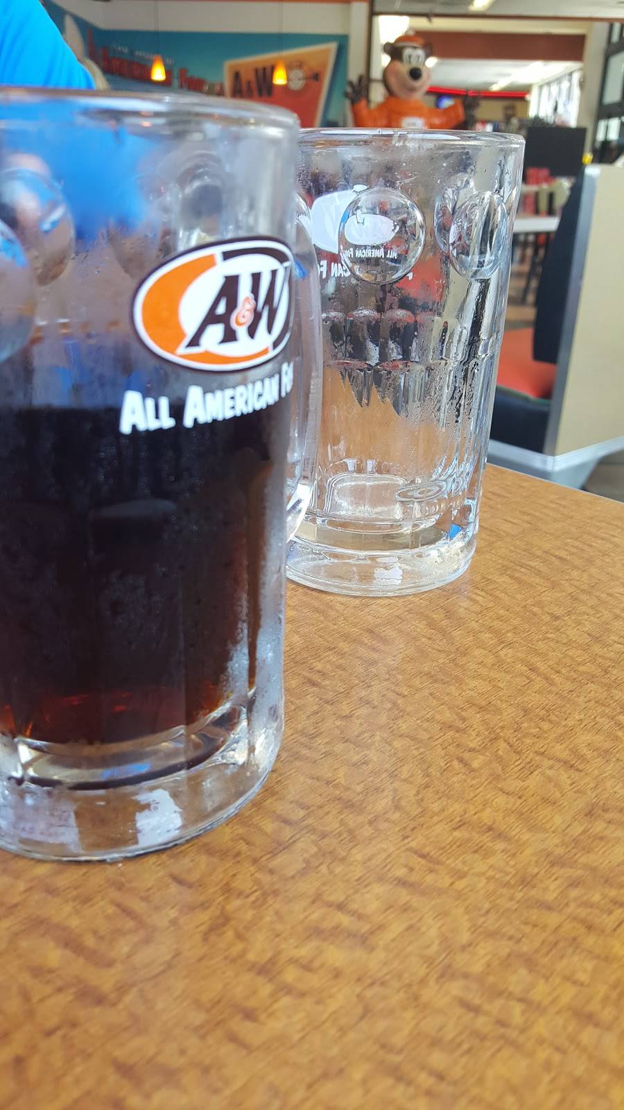 A&W Restaurant | restaurant | 2002 Velp Ave, Green Bay, WI 54303, USA | 9206619140 OR +1 920-661-9140