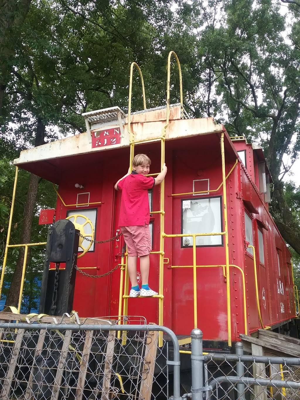 Toms Extreme Pizzeria | restaurant | 1006 Robinson St, Ocean Springs, MS 39564, USA | 2288724340 OR +1 228-872-4340