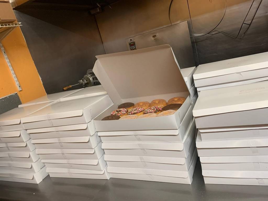 Golden Donuts | bakery | 11051 Hawthorne Blvd, Lennox, CA 90304, USA | 3106745430 OR +1 310-674-5430