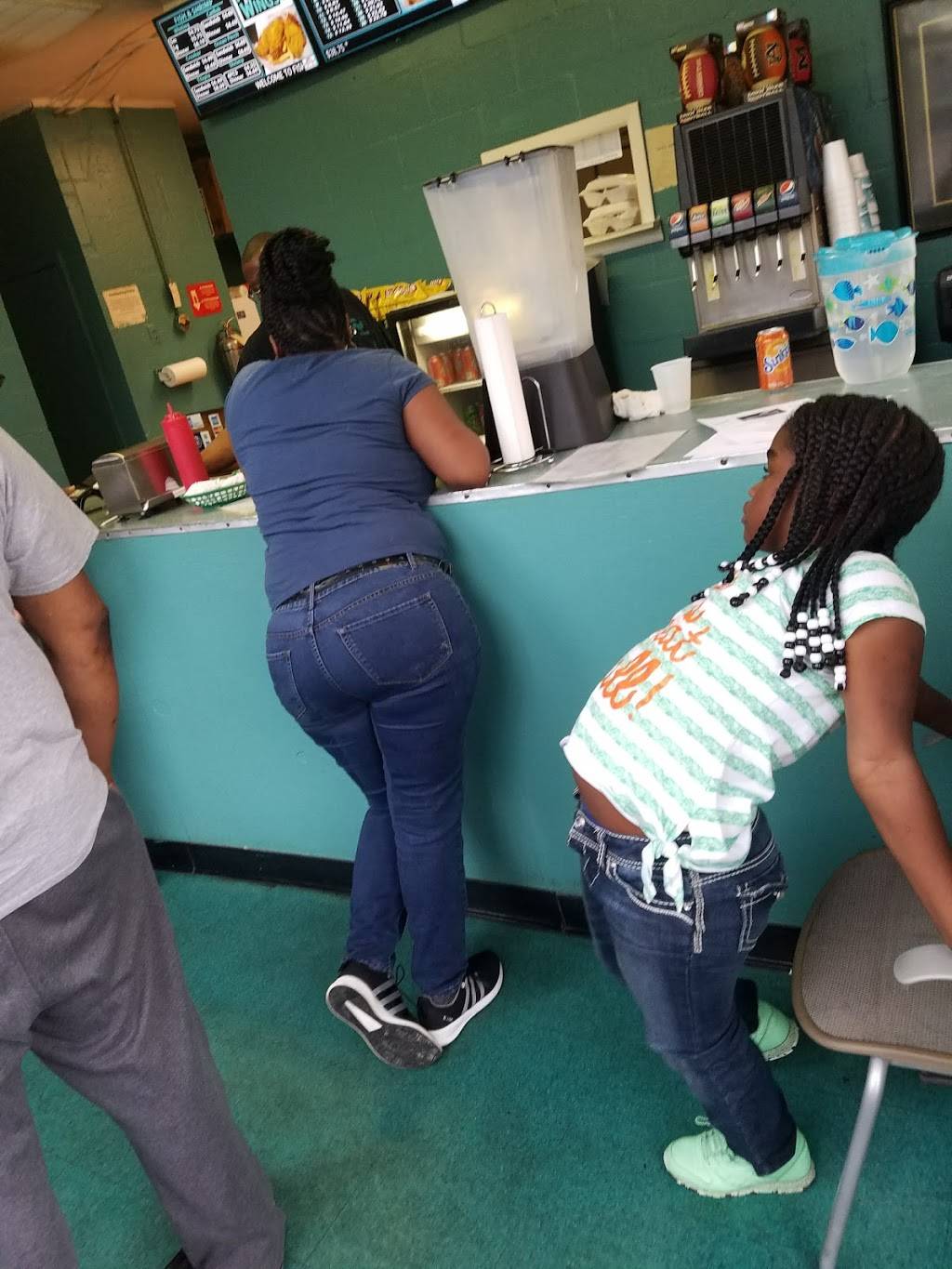 Fish & Wing | restaurant | 2233 10th Ave N, Bessemer, AL 35020, USA | 2054288429 OR +1 205-428-8429