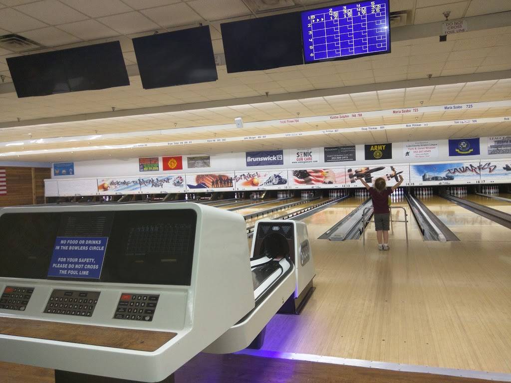 Break Point Alley | night club | 1950 Classique Ln, Tavares, FL 32778, USA | 3523435333 OR +1 352-343-5333