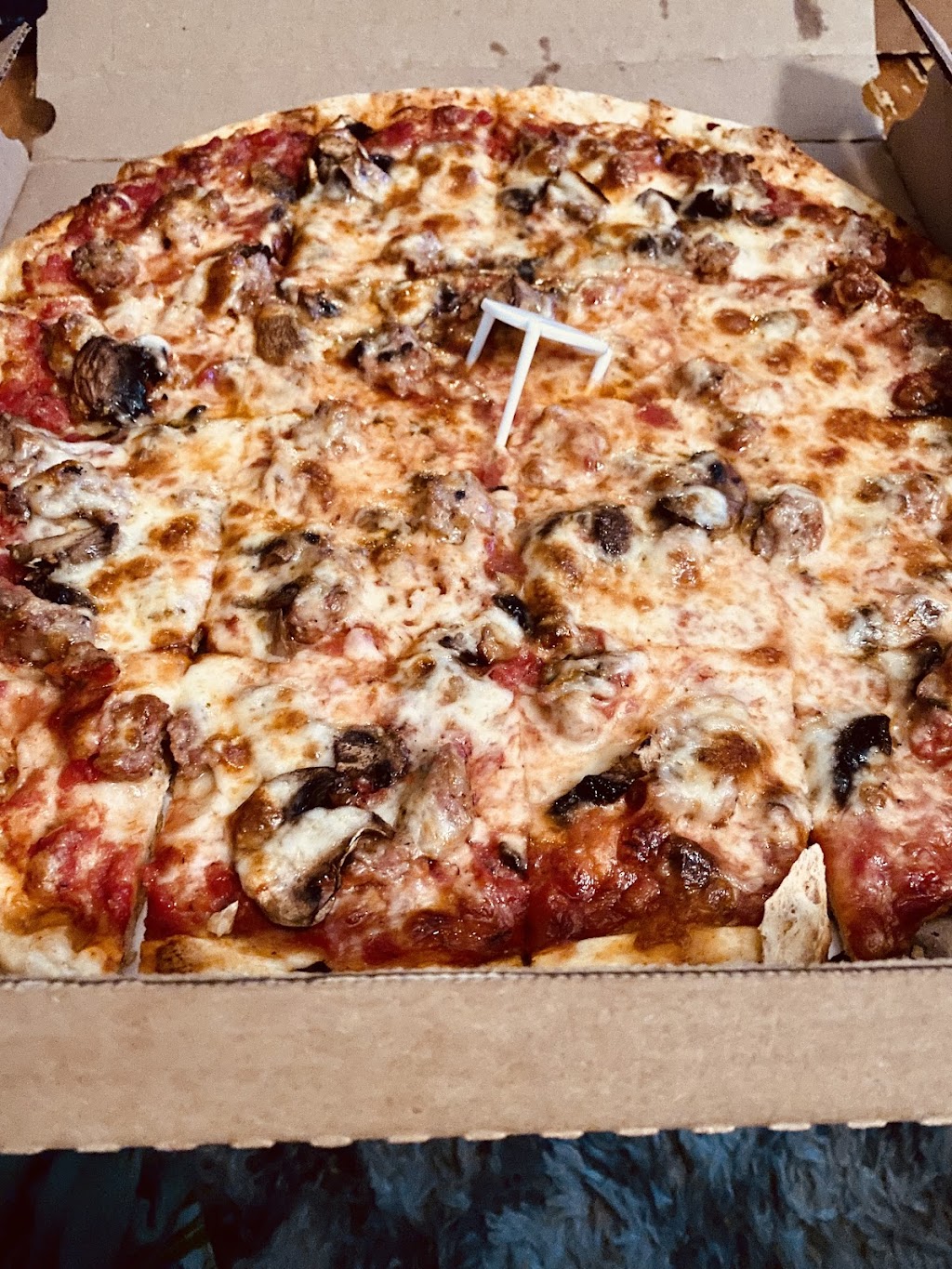 Lauras with Rosies Donuts (Cermak) | restaurant | 2337 W Cermak Rd, Chicago, IL 60608, USA | 7739402453 OR +1 773-940-2453