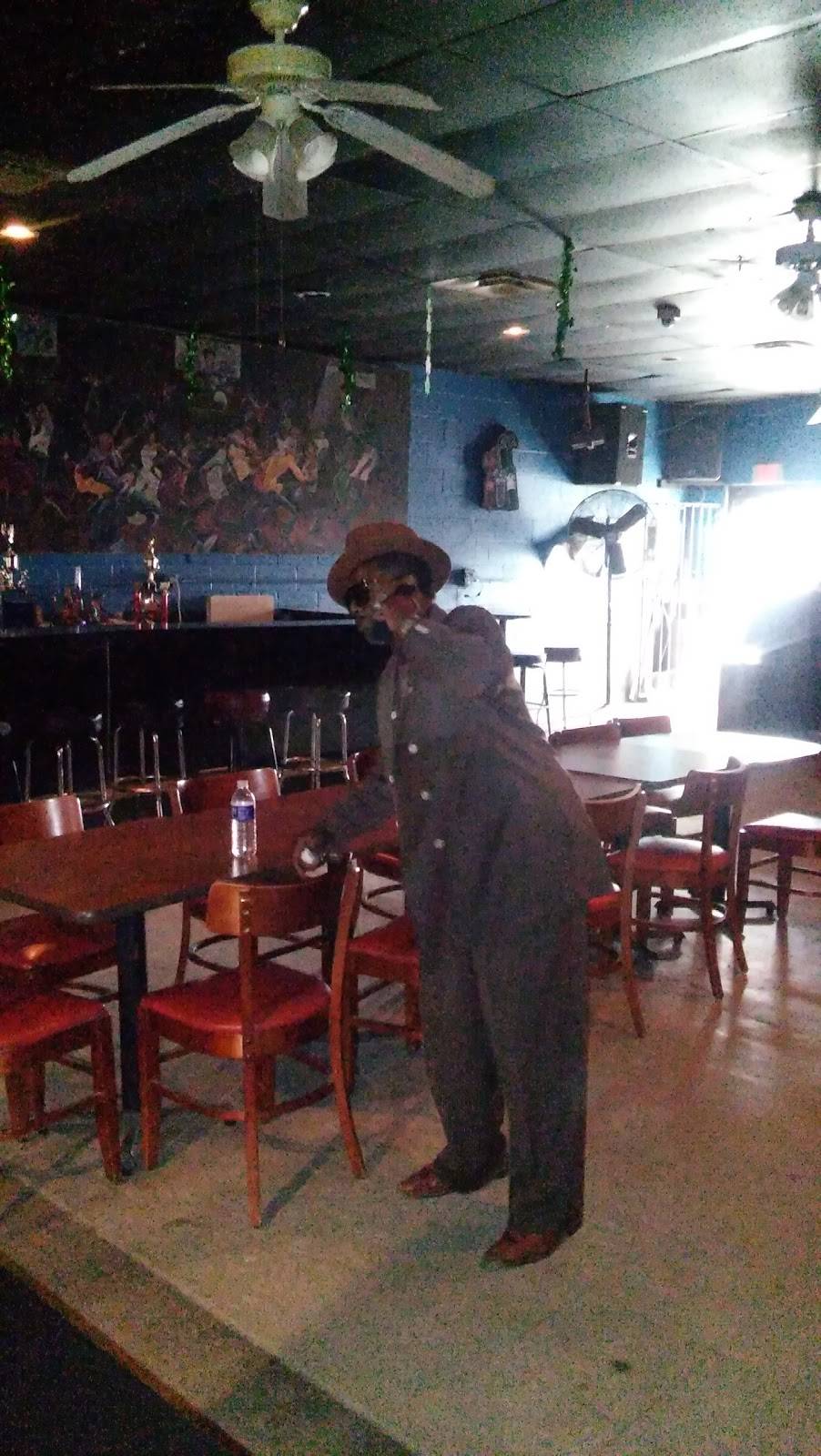 Wolfs Den | restaurant | 8214 Cedar Ave, Cleveland, OH 44103, USA | 2163916414 OR +1 216-391-6414