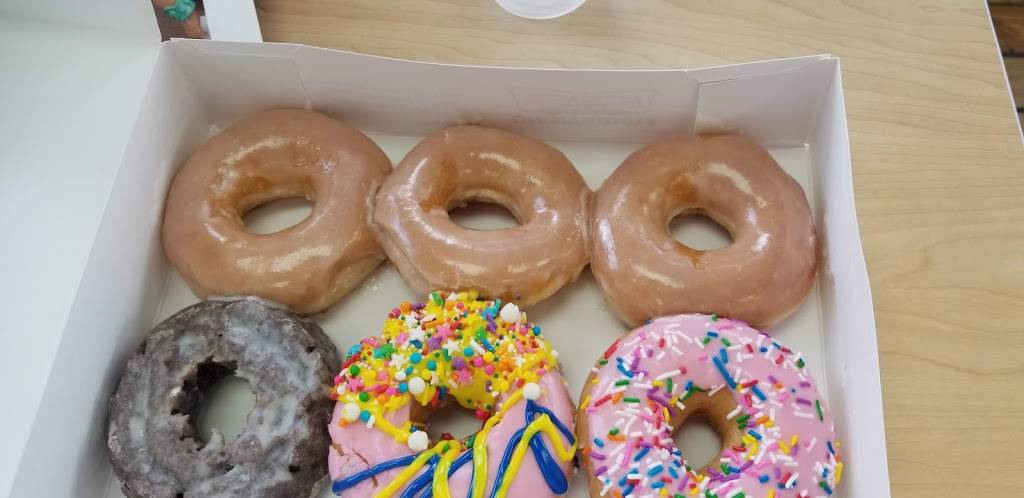 Krispy Kreme | bakery | 16851 S Dixie Hwy, Palmetto Bay, FL 33157, USA | 3052555030 OR +1 305-255-5030