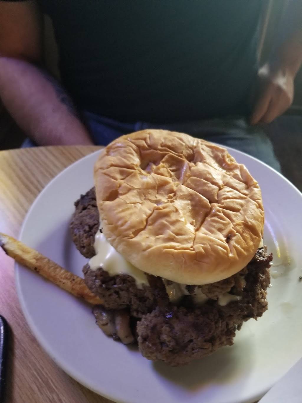 John & Helens Tavern | restaurant | 28897 US-30, Kensington, OH 44427, USA | 3302231918 OR +1 330-223-1918