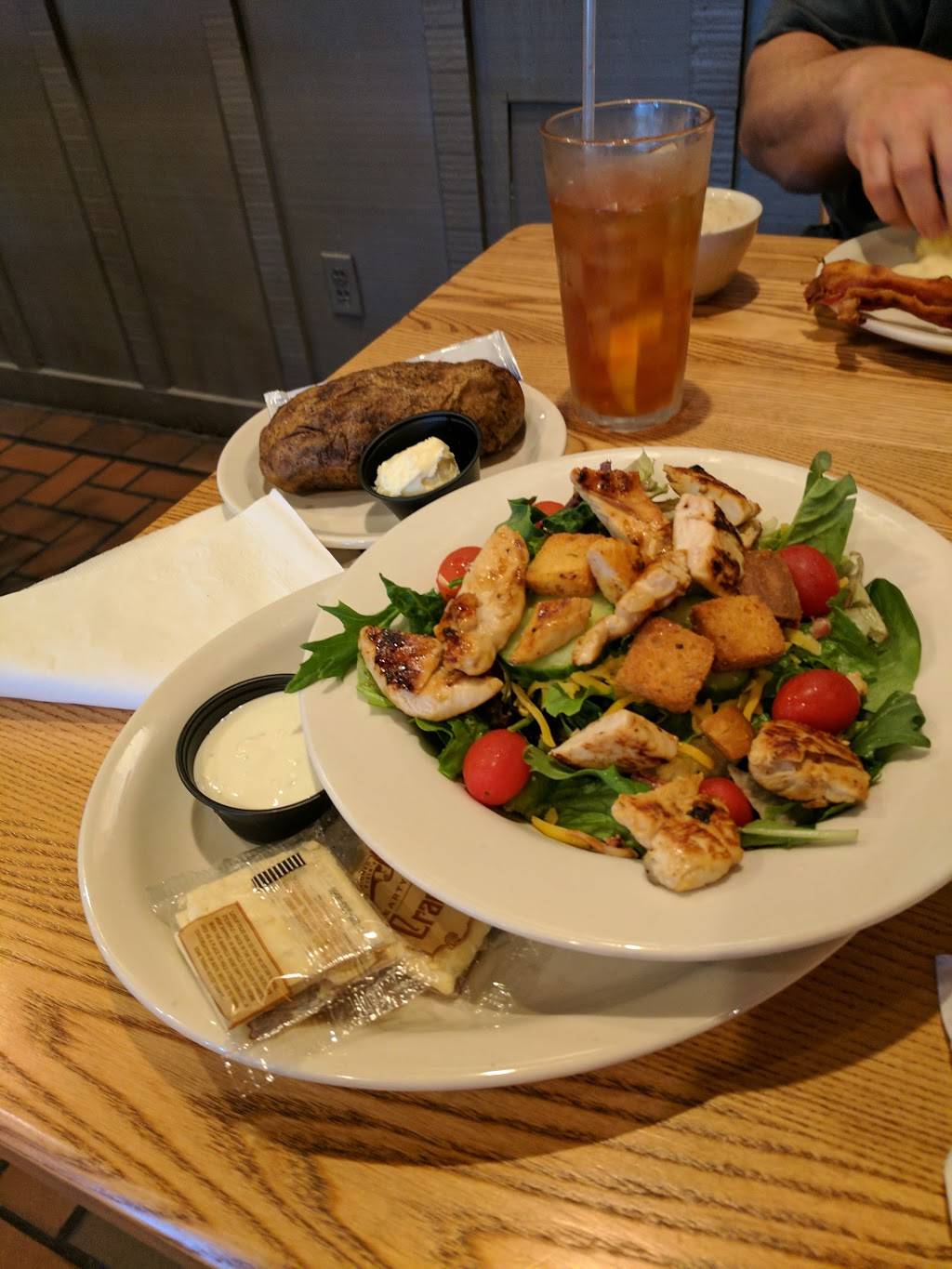 Cracker Barrel Old Country Store | restaurant | 2411 Metrocentre Blvd, West Palm Beach, FL 33407, USA | 5616860660 OR +1 561-686-0660