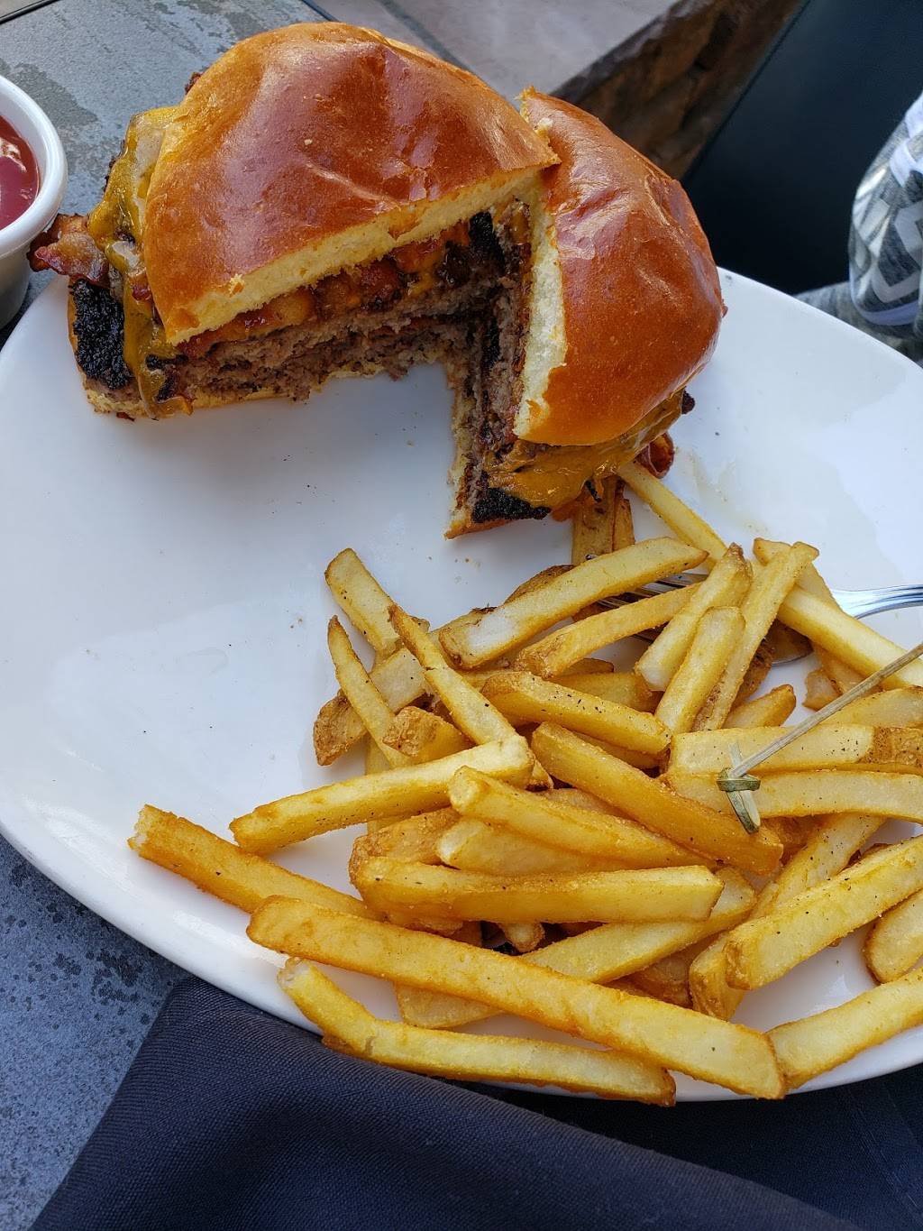 Outback Steakhouse | restaurant | 20 E Shoreline Dr W, Long Beach, CA 90802, USA | 5624350002 OR +1 562-435-0002