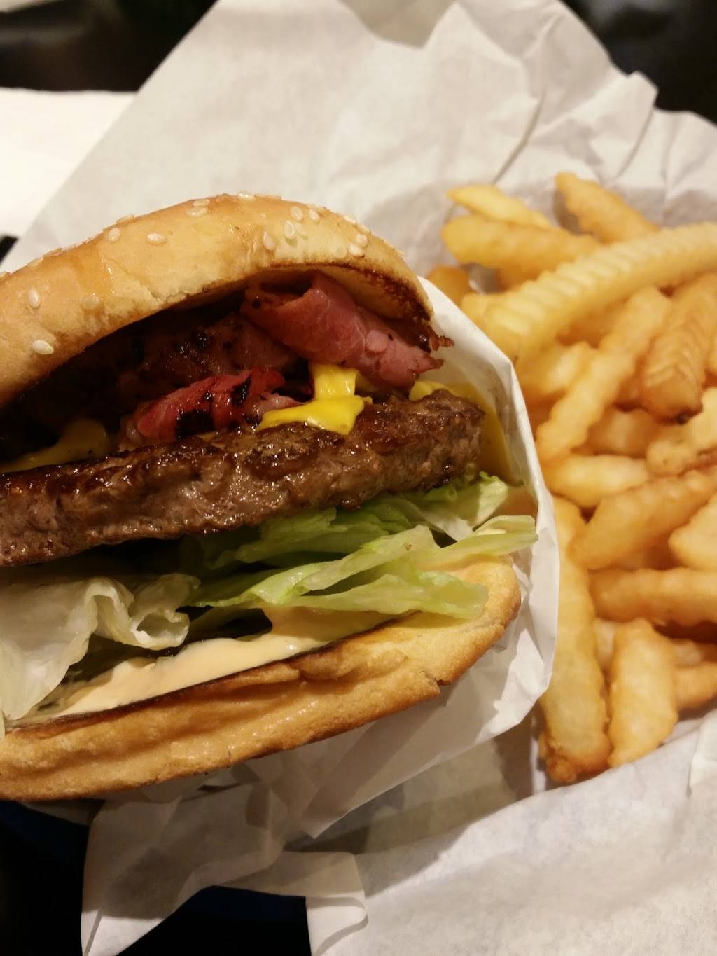 Burger Inn | restaurant | 3511, 915 K St, Sacramento, CA 95814, USA | 9164442336 OR +1 916-444-2336