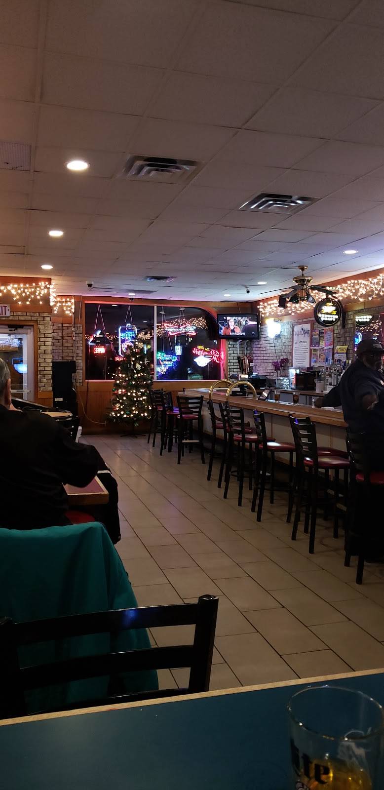 Tracks Bar & Grill | restaurant | 1091 Rice St, St Paul, MN 55104, USA | 6516445502 OR +1 651-644-5502