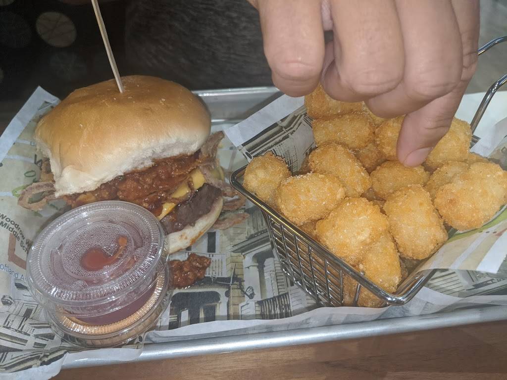 Wahlburgers @ Hy-vee | restaurant | 301 NE Rice Rd, Lees Summit, MO 64086, USA | 8163473526 OR +1 816-347-3526