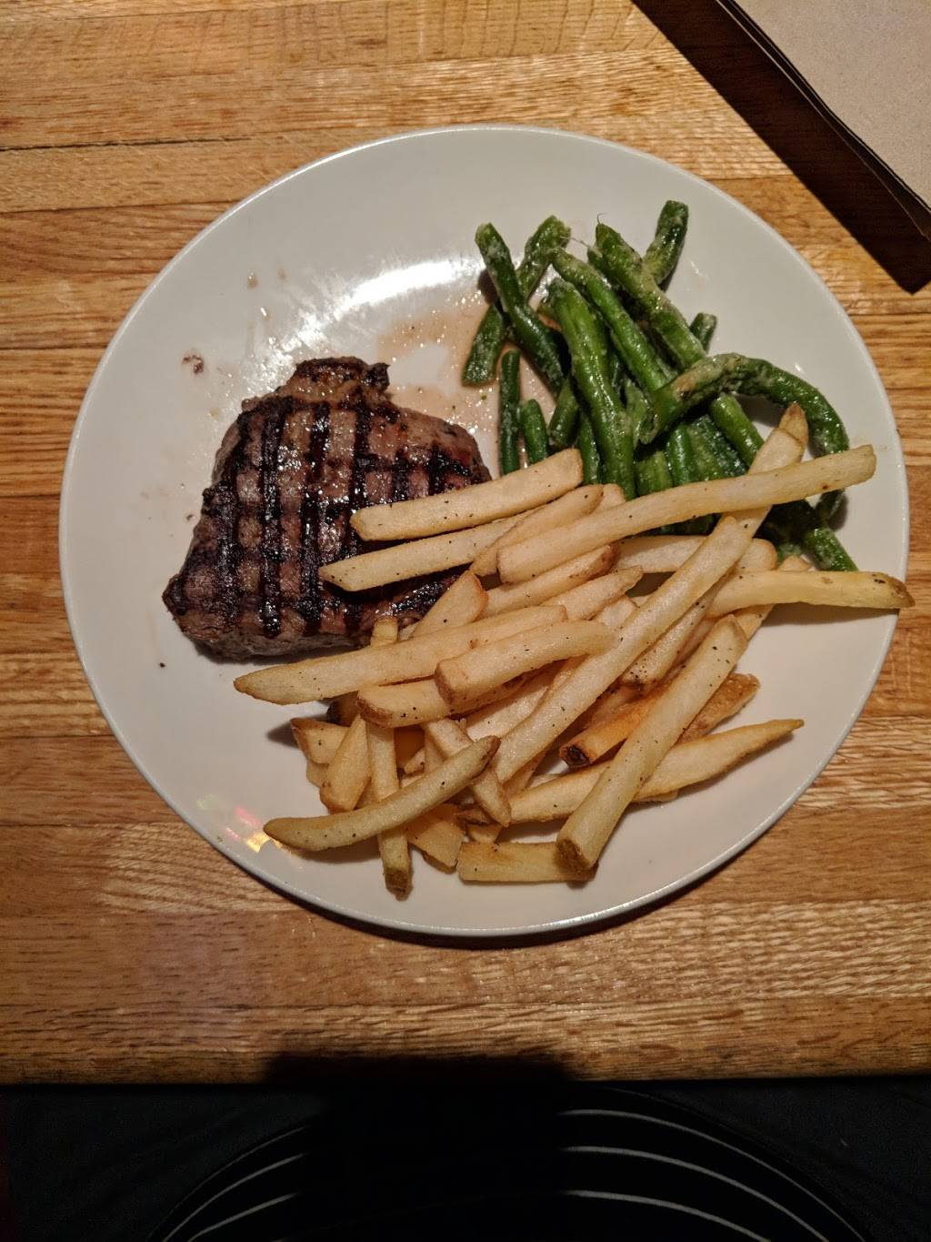 Applebees Grill + Bar | restaurant | 105 Sadler Ln, Emporia, VA 23847, USA | 4343369540 OR +1 434-336-9540