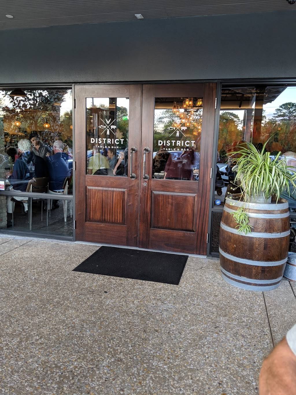 District Table & Bar | restaurant | 4665 SE Dixie Hwy, Stuart, FL 34997, USA | 7723248357 OR +1 772-324-8357