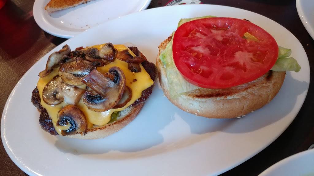 Melinas Family Restaurant | restaurant | 115 Main St W, Port Colborne, ON L3K 3V3, Canada | 9058352755 OR +1 905-835-2755