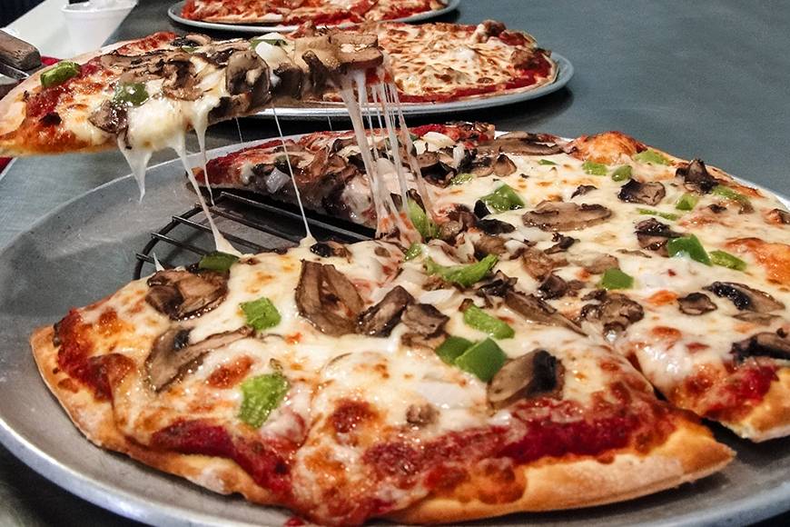 Dinos Pizza | restaurant | 1601 121st St, Whiting, IN 46394, USA | 2196590715 OR +1 219-659-0715