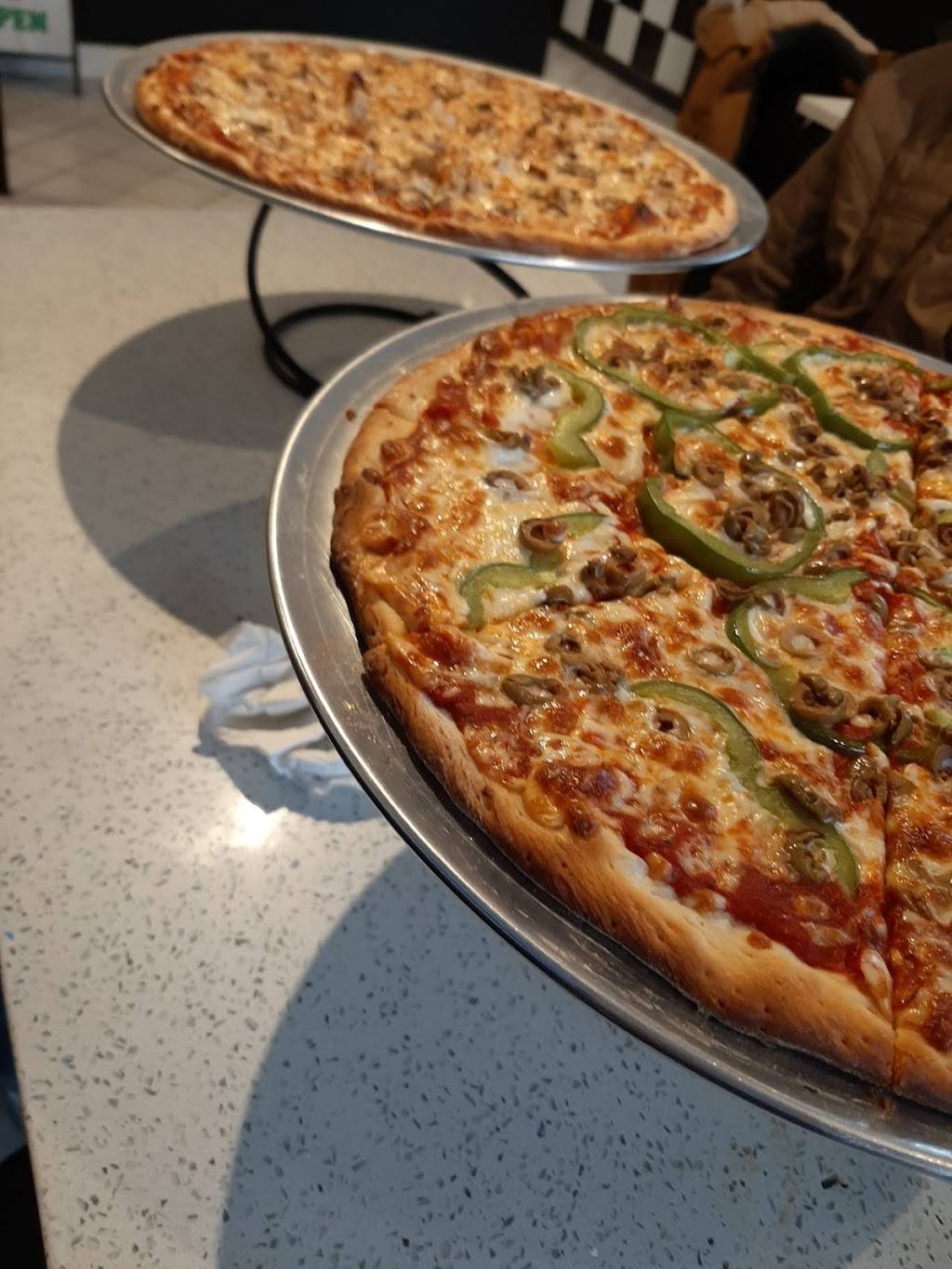 Macks Pizzeria | restaurant | 173 Rue St-Hubert, Laval, QC H7G 2Y3, Canada | 4505756225 OR +1 450-575-6225