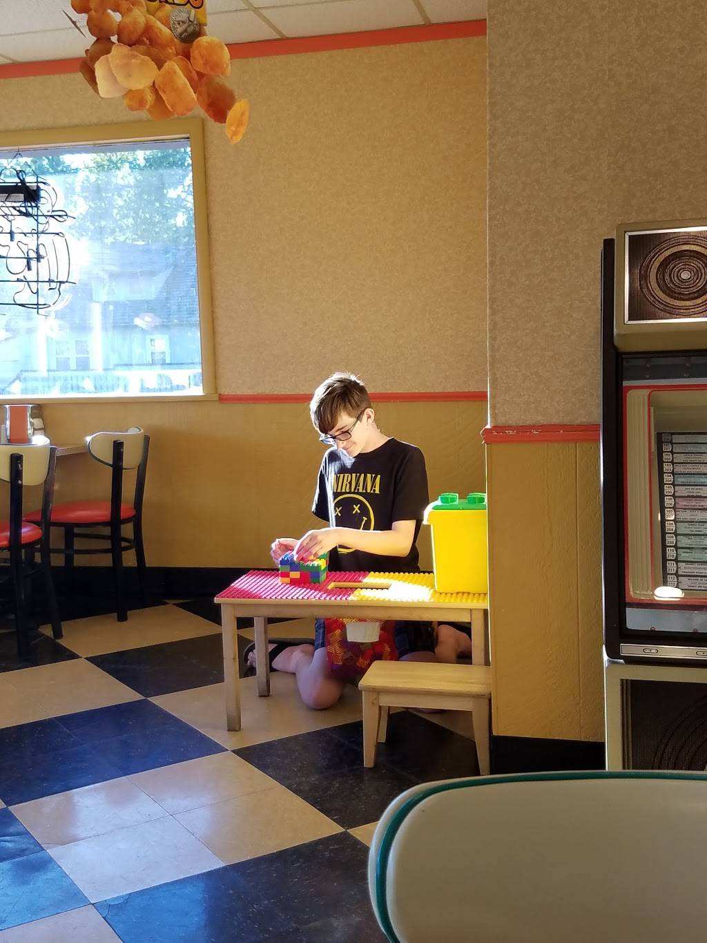 A&W Restaurant | restaurant | 601 N Main St, Edgerton, WI 53534, USA | 6088848412 OR +1 608-884-8412