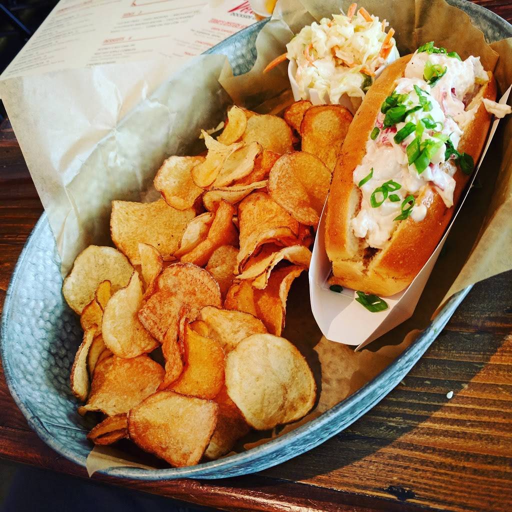 Vola’s Dockside Grill and Hi-Tide Lounge | restaurant | 101 N Union St, Alexandria, VA 22314, USA | 7039358890 OR +1 703-935-8890