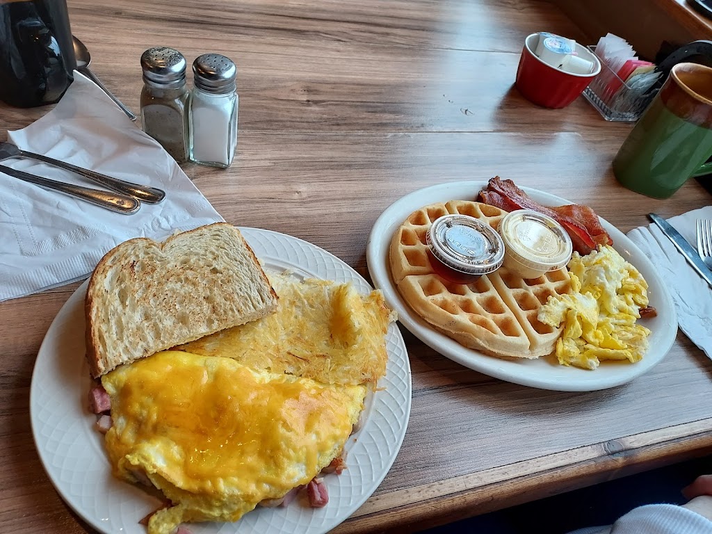 Mavericks Restaurant | restaurant | 153 W 2nd Ave, Colville, WA 99114, USA | 5096842494 OR +1 509-684-2494