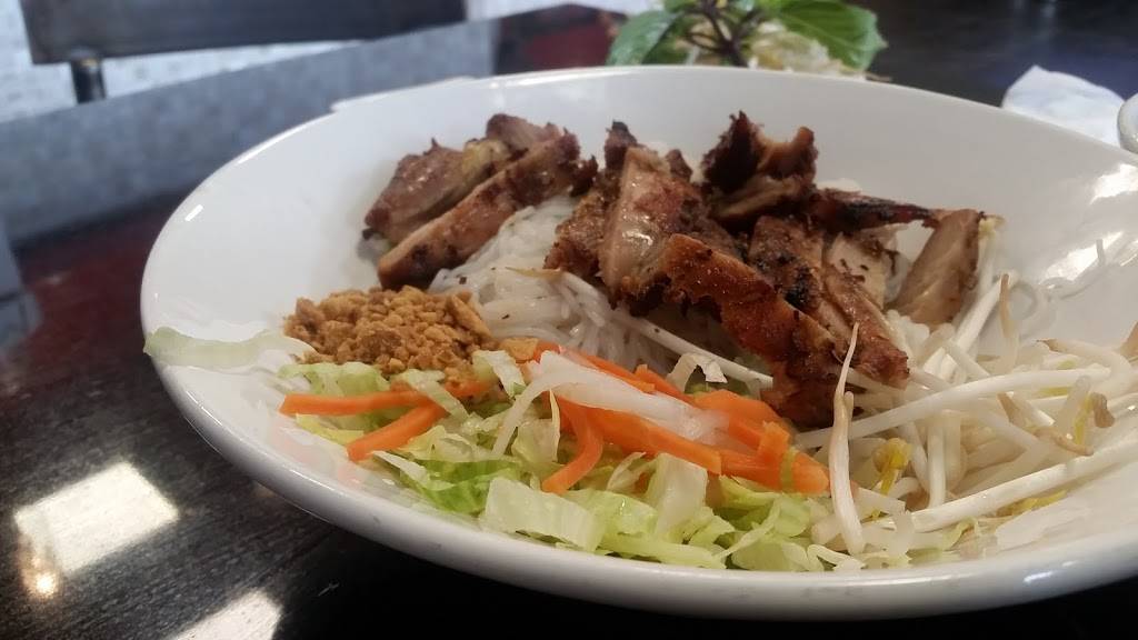 Pho Bistro | restaurant | 649 Yonge St Unit 9, Barrie, ON L4N 4E7, Canada | 7057196879 OR +1 705-719-6879