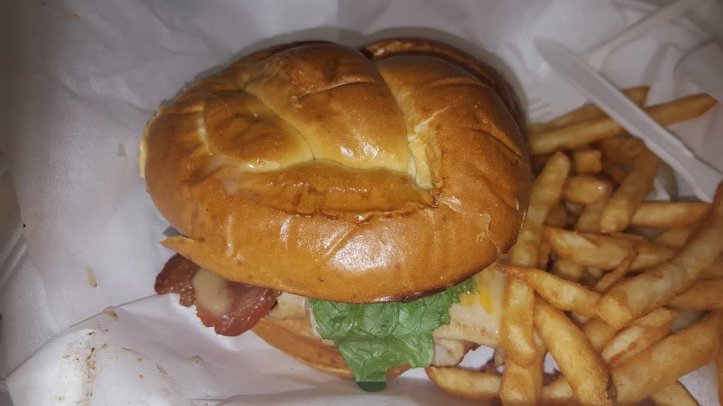 Paulies Pub and Grille | restaurant | 444 N Eola Rd, Aurora, IL 60502, USA | 6304998956 OR +1 630-499-8956