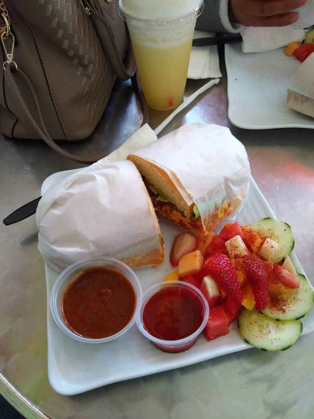 Los Güeritos Bionicos | restaurant | 1903 Maple Ave, Los Angeles, CA 90011, USA | 2137464179 OR +1 213-746-4179