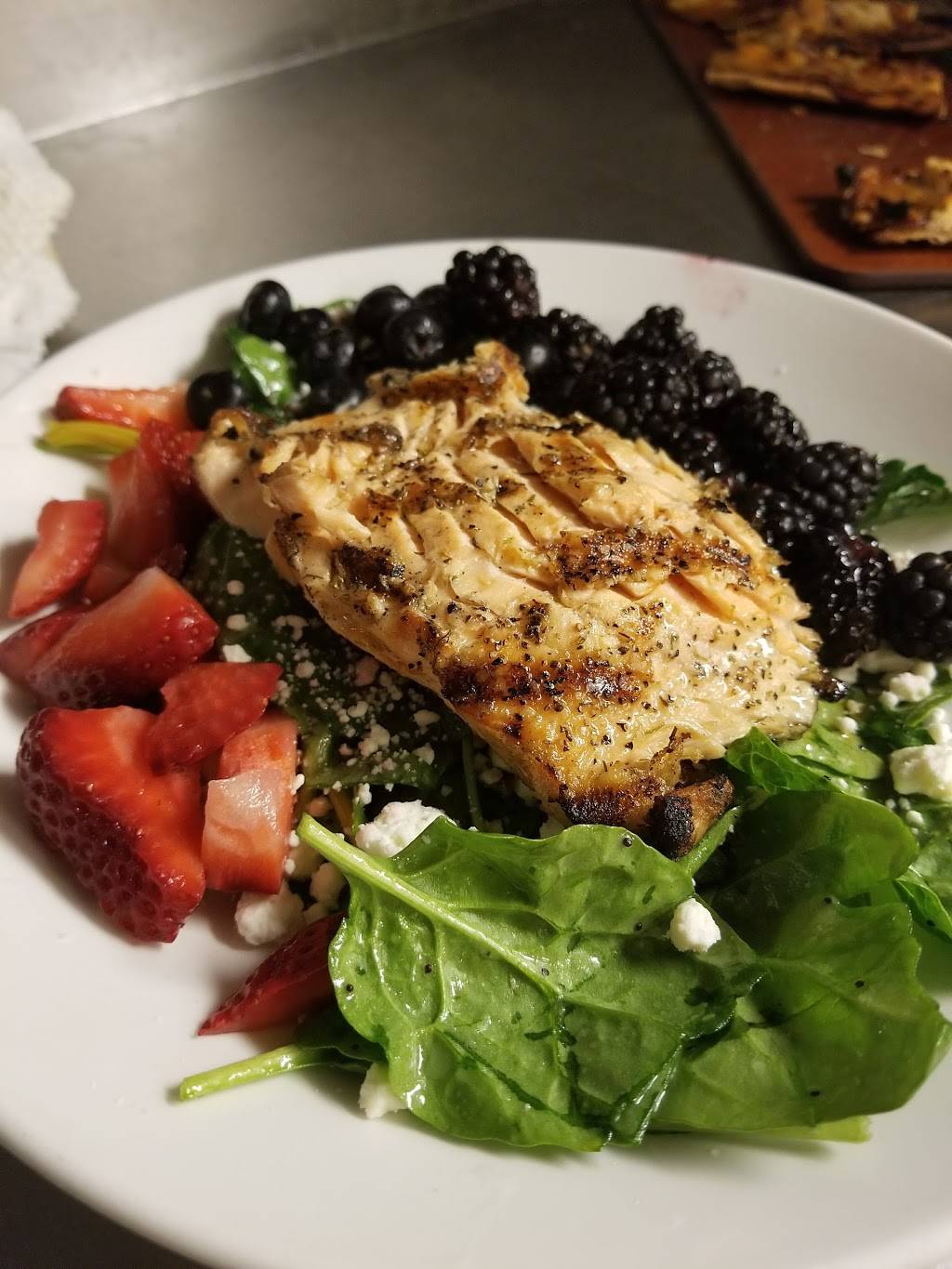 Houlihans | restaurant | Breton Village, 1968 Breton Rd SE, Grand Rapids, MI 49506, USA | 6169571683 OR +1 616-957-1683