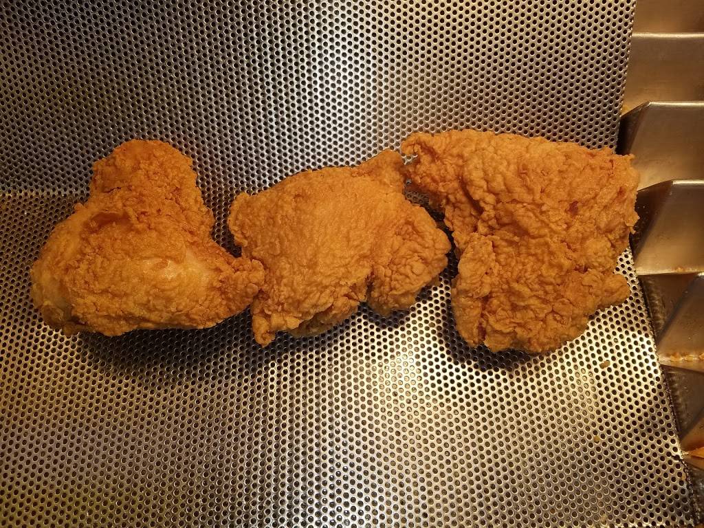 Ches Chicken & Burgers | restaurant | 1045, 4303 S Presa St, San Antonio, TX 78223, USA | 2105337989 OR +1 210-533-7989